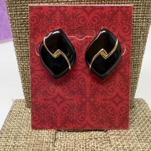 Vintage🎄Trifari earrings black enamel/goldtone /pierced